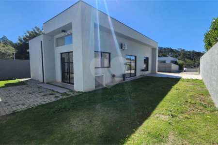 Casa para alugar com 3 quartos, sendo 1 suíte, no condomínio Chácaras Brasil, Atibaia - SP