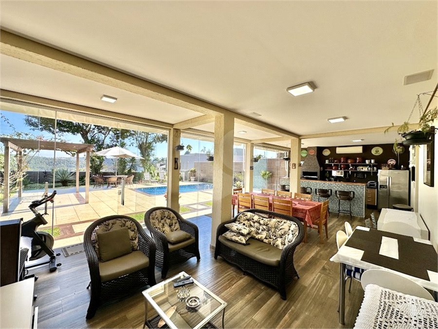 Casa à venda com 3 suítes no condomínio Golf Village, Carapicuíba - SP