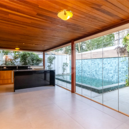 Casa à venda com 4 quartos, sendo 3 suítes, no condomínio Village Place, São Paulo - SP