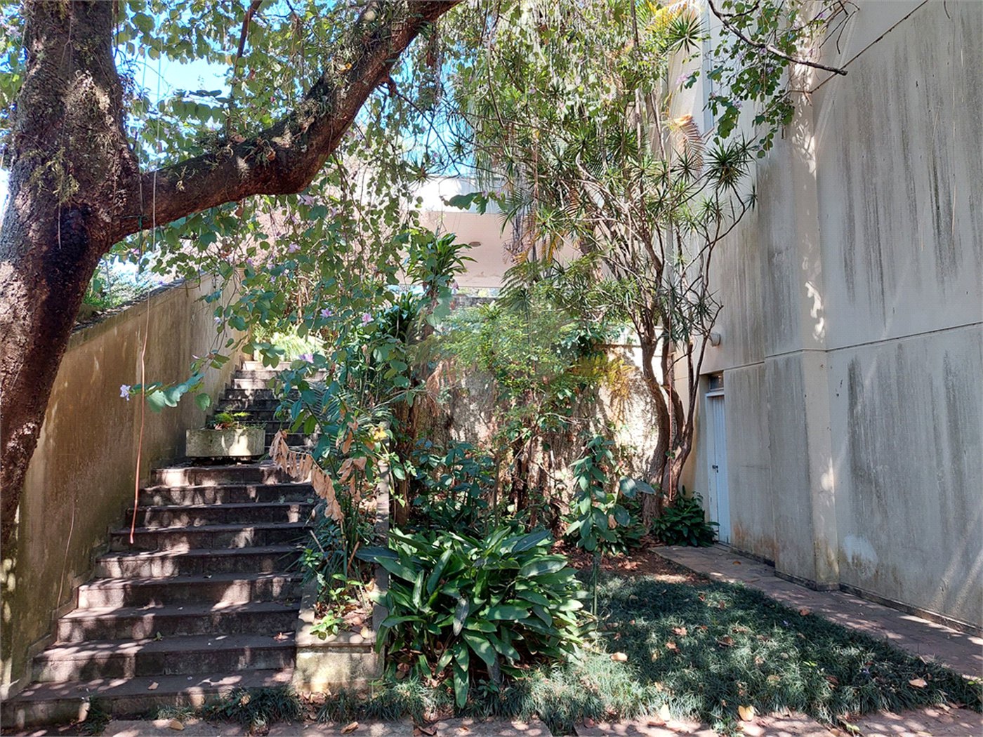 Casa à venda com 3 suítes em Jardim Leonor, São Paulo, SP