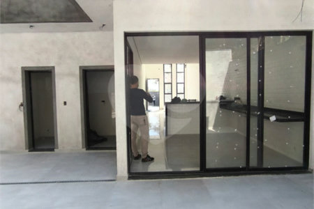 Casa à venda com 3 quartos, sendo 1 suíte, no condomínio Villagio Brasil, Atibaia - SP