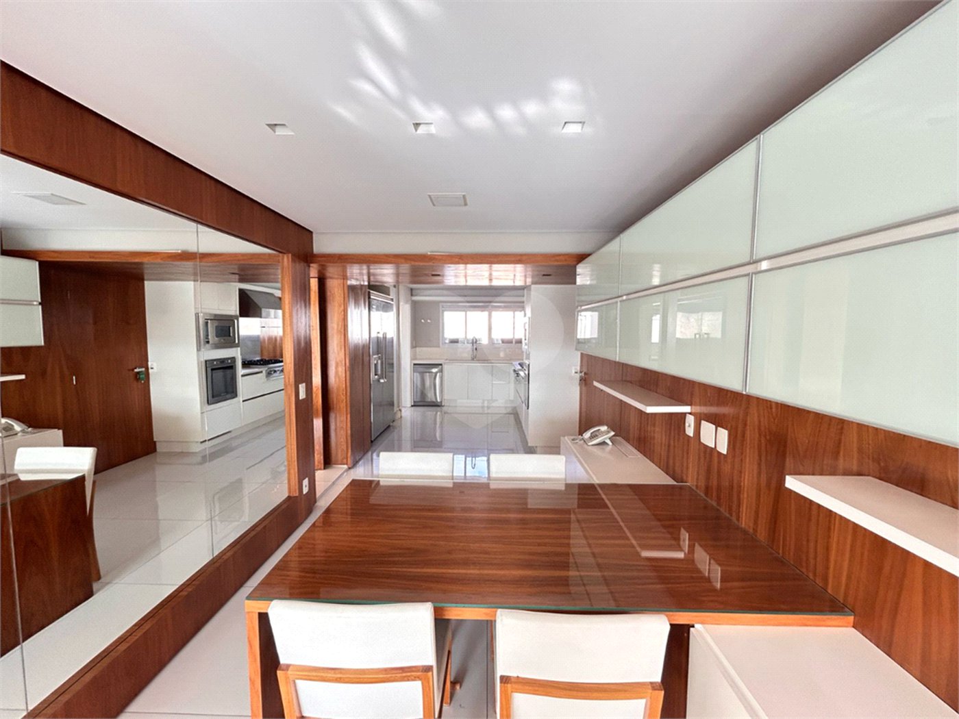 Apartamento à venda com 3 suítes em Moema, São Paulo, SP