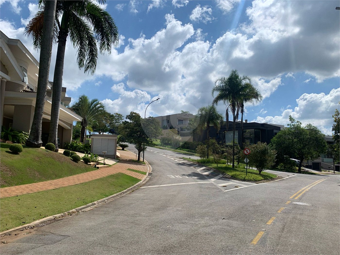 Casa à venda ou para alugar com 4 suítes no condomínio Residencial Gênesis 1, Santana de Parnaíba - SP