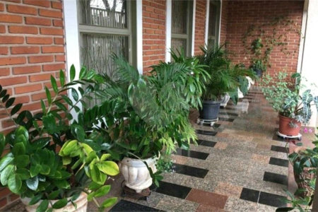 Casa térrea com 3 dormitórios, sendo 2 suítes.