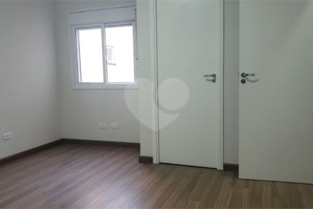 Sobrado novo com 3 suítes, 4 vagas, espaço gourmet com churrasqueira, jardim de inverno e acabamento premium. Conforto, modernidade e sofisticação.