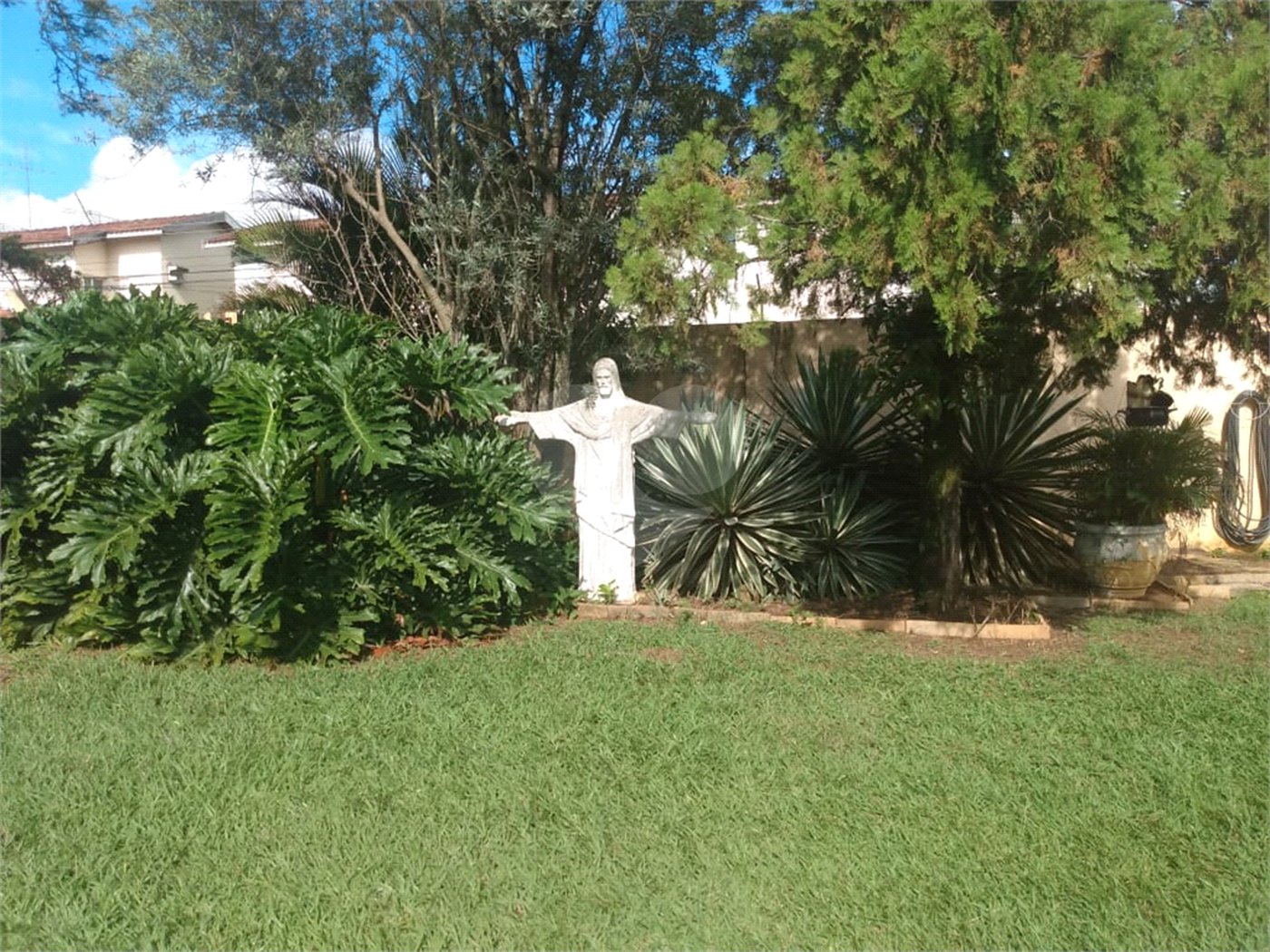 Casa Térrea com 3 dormitórios, sendo 1 suíte.