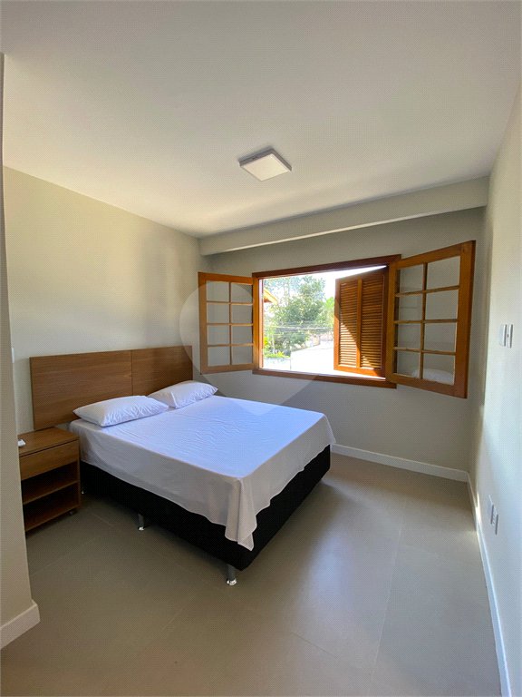 Casa à venda com 4 quartos, sendo 3 suítes, no condomínio Ipê Amarelo, Porto Seguro - BA