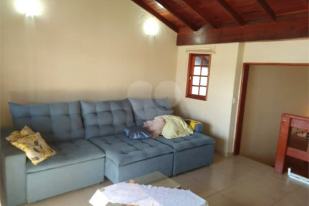 Sobrado à venda com 2 quartos em Reneville, Mairinque, SP