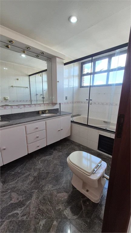 Apartamento à venda ou para alugar com 3 quartos, sendo 2 suítes, em Vila Romana, São Paulo, SP