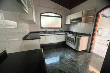 Sobrado à venda ou para alugar com 3 quartos, sendo 2 suítes,  em Arujázinho Iv, Arujá, SP