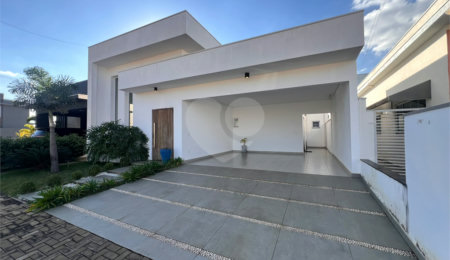 Casa à venda com 3 quartos, sendo 2 suítes, no condomínio Golden, Itapetininga - SP