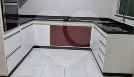 Casa à venda com 3 quartos, sendo 1 suíte, no condomínio Alvorada Parque Vitória, São Paulo - SP