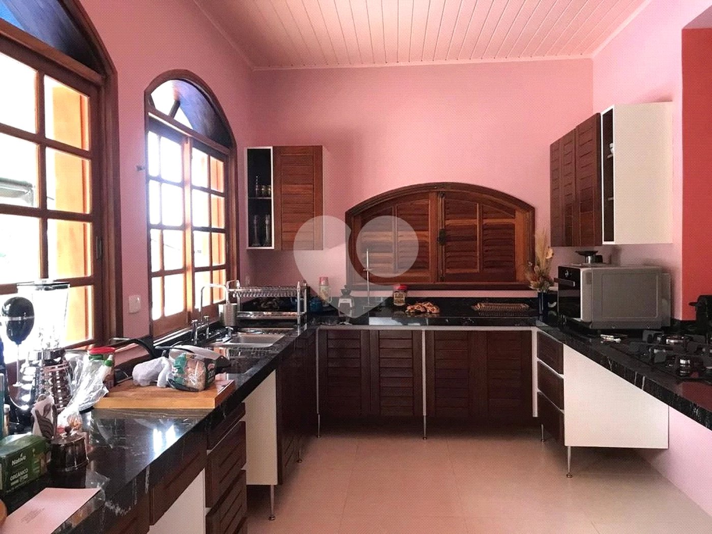 Casa à venda com 5 quartos, sendo 3 suítes, no condomínio Alpes da Cantareira, Mairiporã - SP