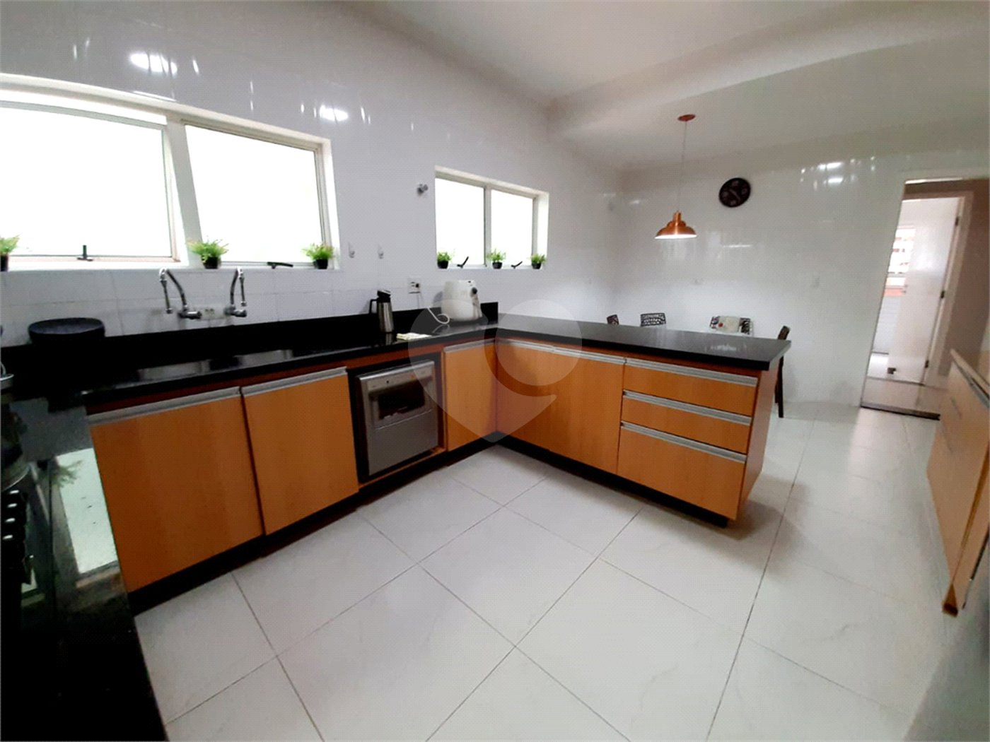 Sobrado à venda com 4 quartos, sendo 3 suítes, em Tremembé, São Paulo, SP
