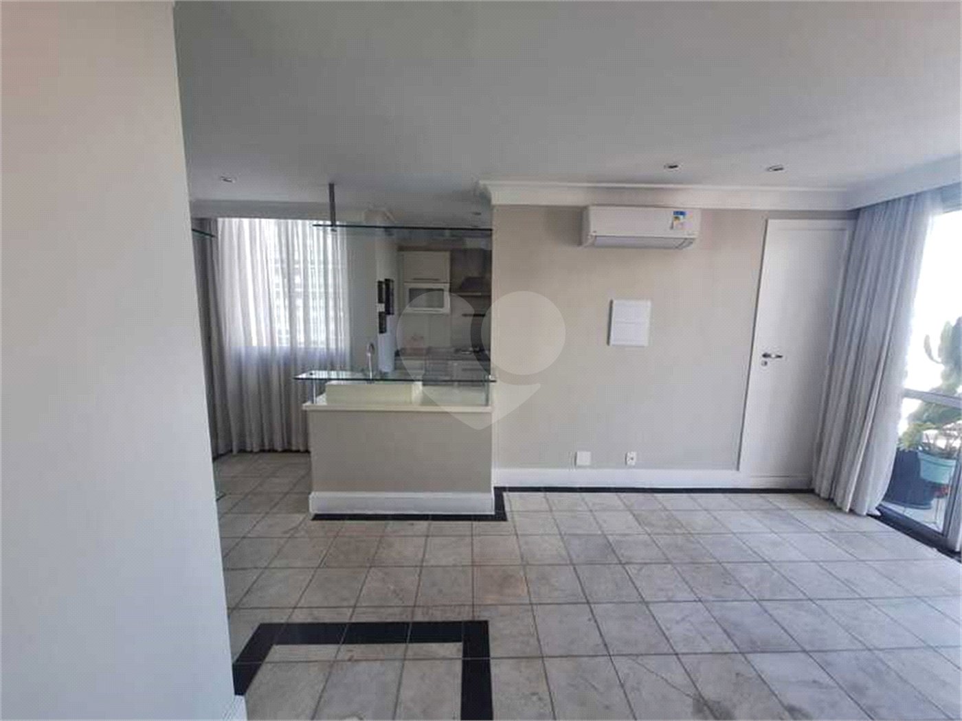 Apartamento para locação com 2 dormitórios, sendo 1 suíte com 02 vagas, totalmente climatizado nos 3 ambientes
