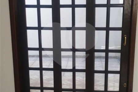 Sobrado à venda com 4 quartos, sendo 2 suítes,  em Vila Oliveira, Mogi das Cruzes, SP