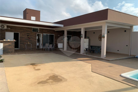 Casa térrea com piscina para venda no Residencial Arcoville
