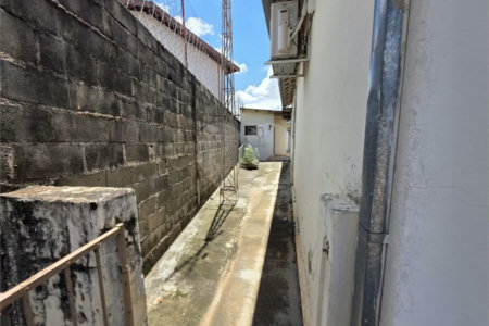 Casa térrea à venda com amplo quintal e grande potencial na Vila Nery