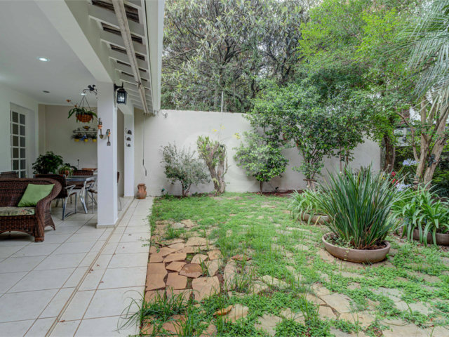 Casa à venda ou para alugar com 4 quartos, sendo 2 suítes,  em Ibirapuera, São Paulo, SP