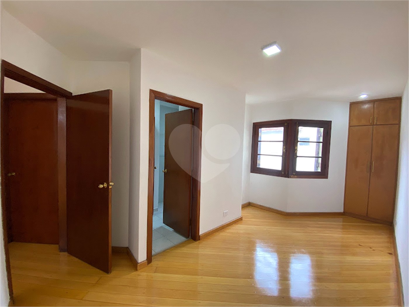 Sobrado à venda com 7 quartos, sendo 2 suítes, em Brooklin Paulista, São Paulo, SP