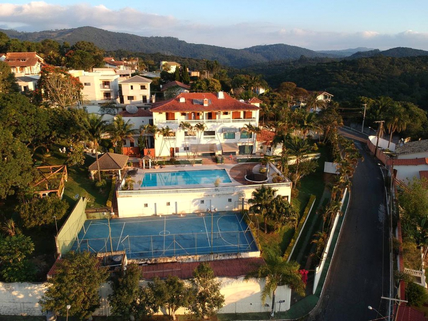 Casa à venda com 8 quartos, sendo 5 suítes, em Serra da Cantareira, Mairiporã, SP