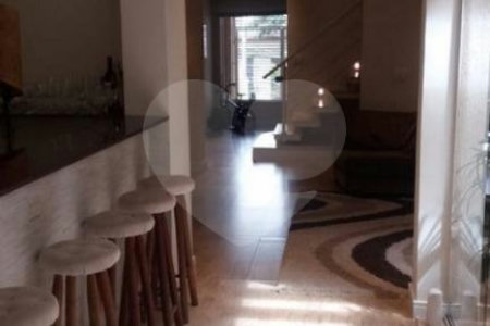 Sobrado à venda com 4 quartos, sendo 3 suítes, em Cambuci, São Paulo, SP