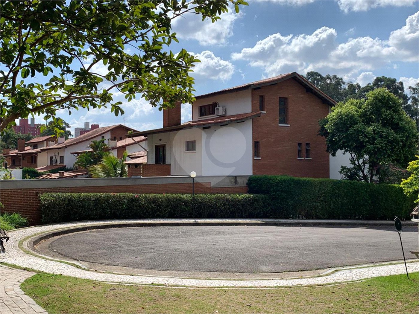 Casa à venda com 4 quartos, sendo 2 suítes, no condomínio Residencial Ypê Branco II, São Paulo - SP