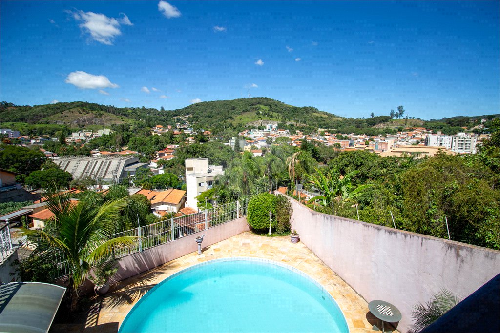 Casa à venda ou para alugar com 4 quartos, sendo 1 suíte, no Centro, São Roque, SP