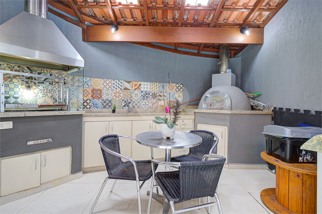 Casa à venda com 4 quartos, sendo 2 suítes, no condomínio Vila dos Ipês, São Paulo - SP