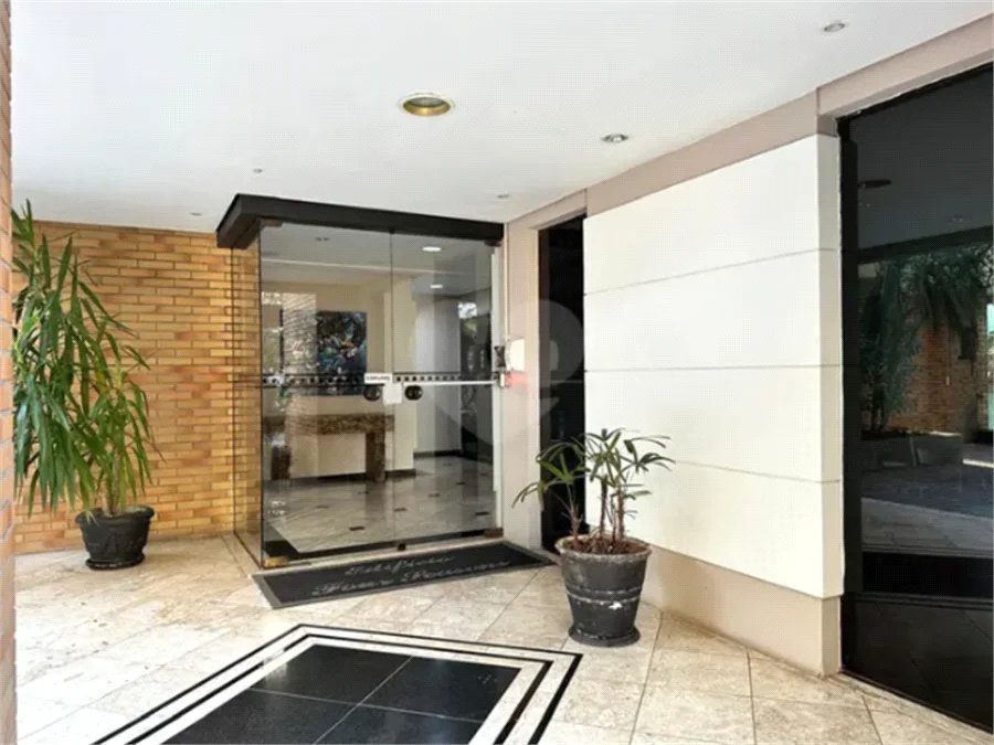 Belíssimo apartamento Ed. Four Seasons - Rua Almansa, 225 - Vila Andrade 2 suites com 3 vagas