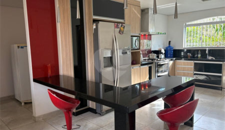 Casa à venda com 4 quartos, sendo 2 suítes,  em Vila Oliveira, Mogi das Cruzes, SP