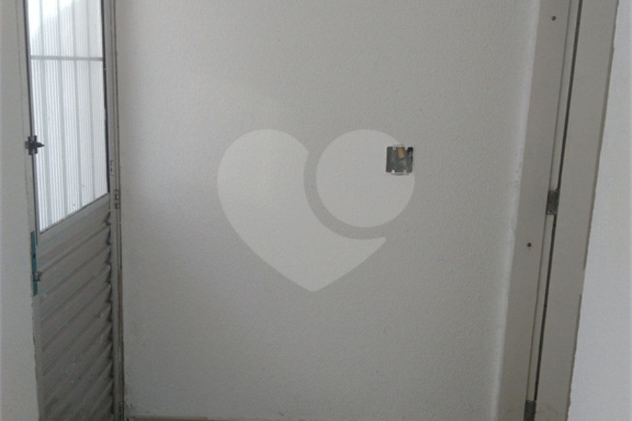 Casa à venda com 3 quartos, sendo 1 suíte,  no condomínio Nair Ramos Shuring, São Paulo - SP