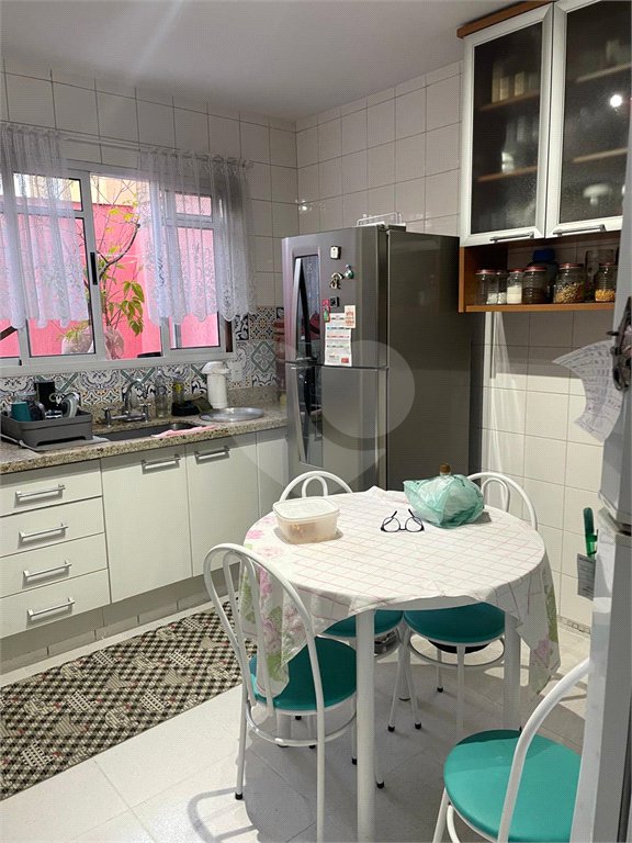 Casa à venda com 3 quartos, sendo 1 suíte, no condomínio Serranos, São Paulo - SP