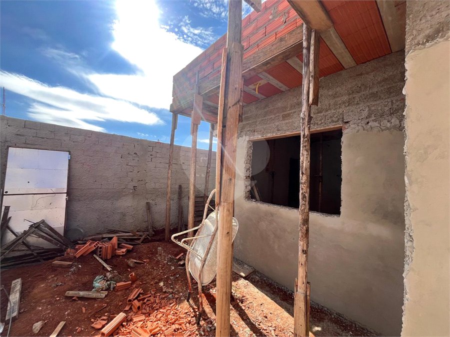 Casa à venda com 2 quartos, sendo 1 suíte,  no condomínio Tivolli, Itapetininga - SP
