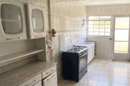 Sobrado à venda com 4 quartos, sendo 1 suíte, em Conjunto Habitacional Itapetininga F3, Itapetininga, SP
