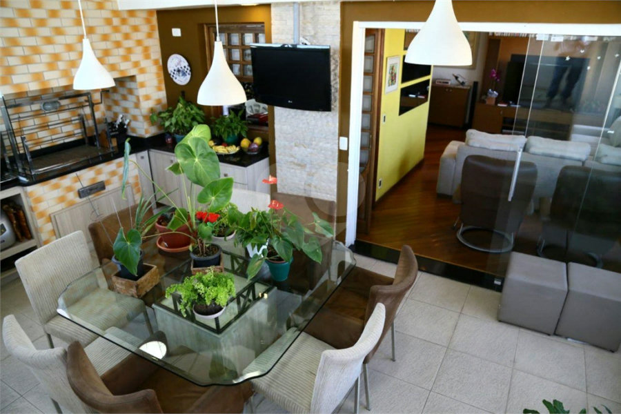 Apartamento à venda com 3 quartos, sendo 1 suíte, e 4 banheiros no total.