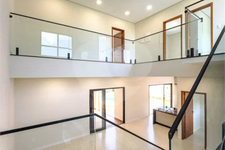 Indaiatuba - Condomínio Milano - Sobrado - 350 m² de terreno - 240 m² de área construída - 4 vagas de garagem, sendo 2 cobertas - Salas de estar e jantar integradas - 3 suítes com closet e varanda no pavimento superior - Escritório no térreo - Espaço gourmet com churrasqueira - Banheiro externo