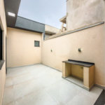 Indaiatuba - Jardim Bom sucesso - Área total: 150m² - Área construída: 115m² - 3 dormitórios sendo 1 suíte com armário planejado;Sala para dois ambientes; Banheiros com box gabinetes e espelhos; Área gourmet com churrasqueira a carvão e móveis planejados; Lavanderia coberta; Ar condicionado na sala