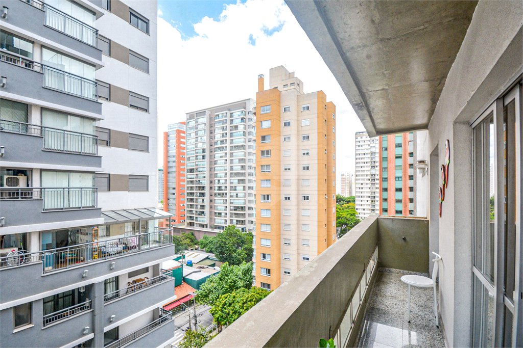 Apartamento à venda com 3 quartos, sendo 1 suíte,  em Moema, São Paulo, SP