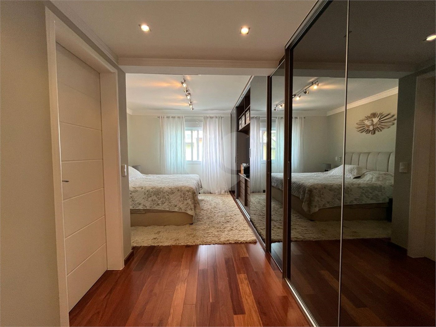 Casa à venda com 4 quartos, sendo 2 suítes, no condomínio Floradas da Serra, São Paulo - SP