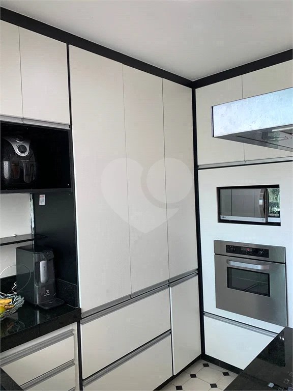 Sobrado com 3 quartos e garagem para 5 veículos.
