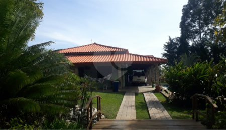 Casa à venda com 5 quartos, sendo 1 suíte, no condomínio Village da Serra, Araçoiaba da Serra - SP