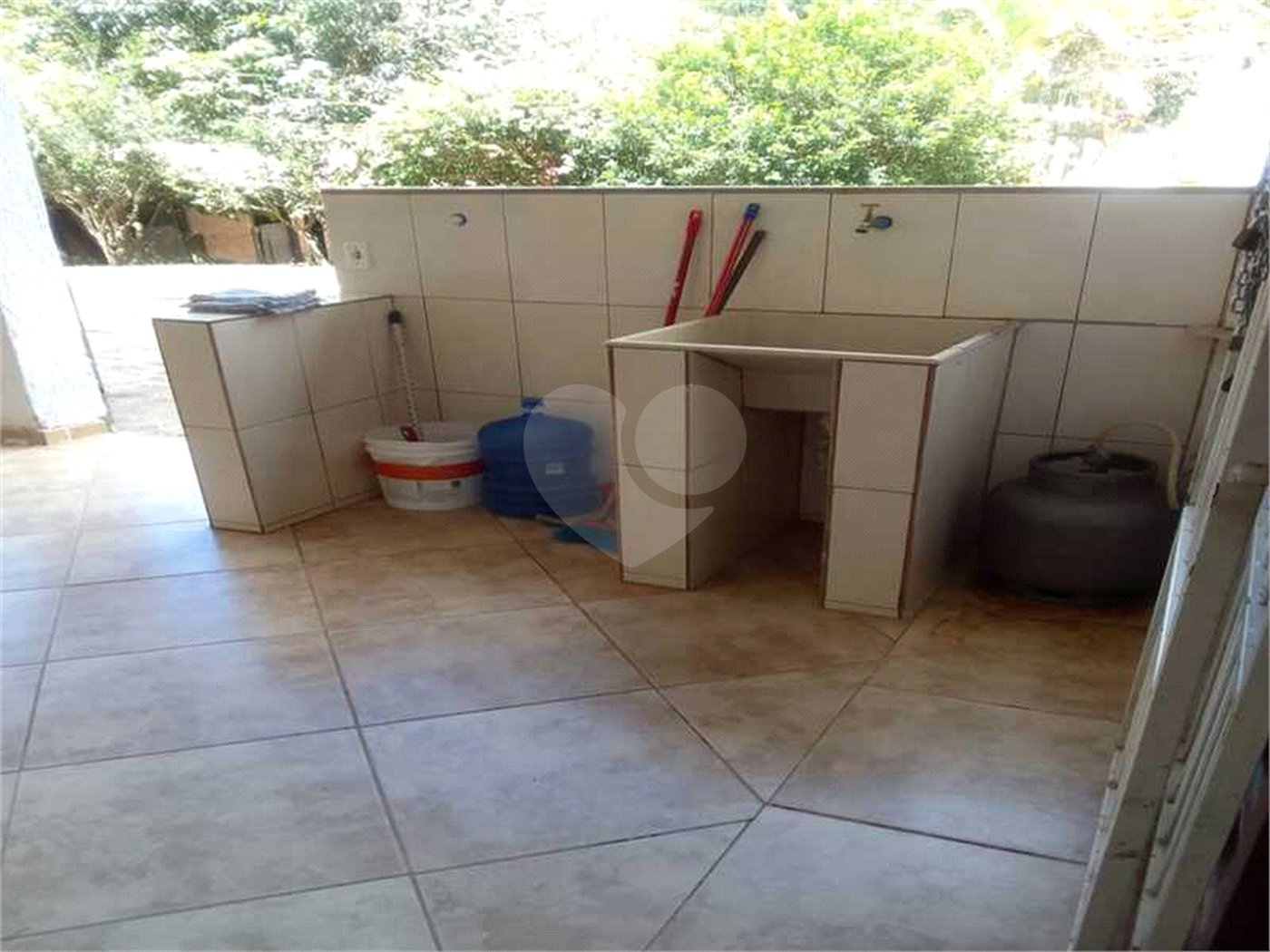 Casa à venda com 6 quartos, sendo 3 suítes, no condomínio Residencial Jardins de Mairiporã I, Mairiporã - SP