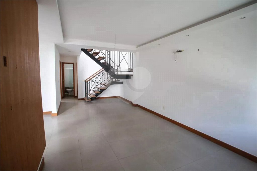 Casa à venda com 4 quartos, sendo 3 suítes, no condomínio Lícia de Alvarenga, Rio de Janeiro - RJ
