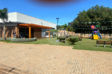 Casa à venda com 3 quartos, sendo 1 suíte, no condomínio Residencial Alto da Boa Vista, Araraquara - SP