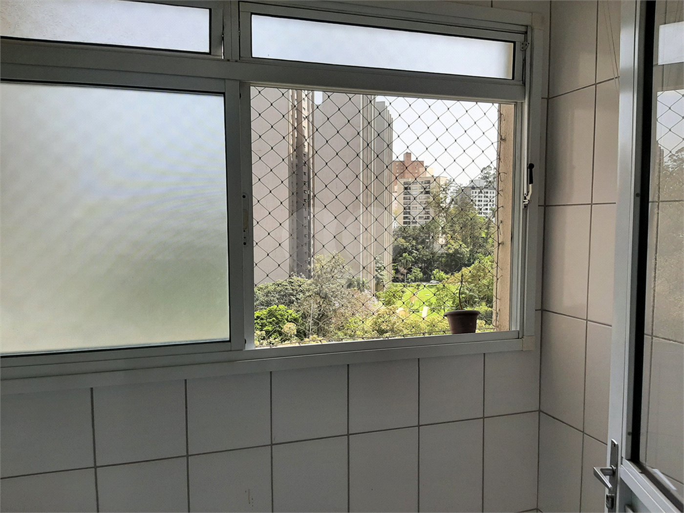 Apartamento à venda ou para alugar com 3 quartos, sendo 1 suíte,  em Vila Suzana, São Paulo, SP