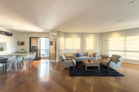 Amplo apartamento na Vila Madalena com 3 dormitórios com suítes e 4 vagas de garagem.