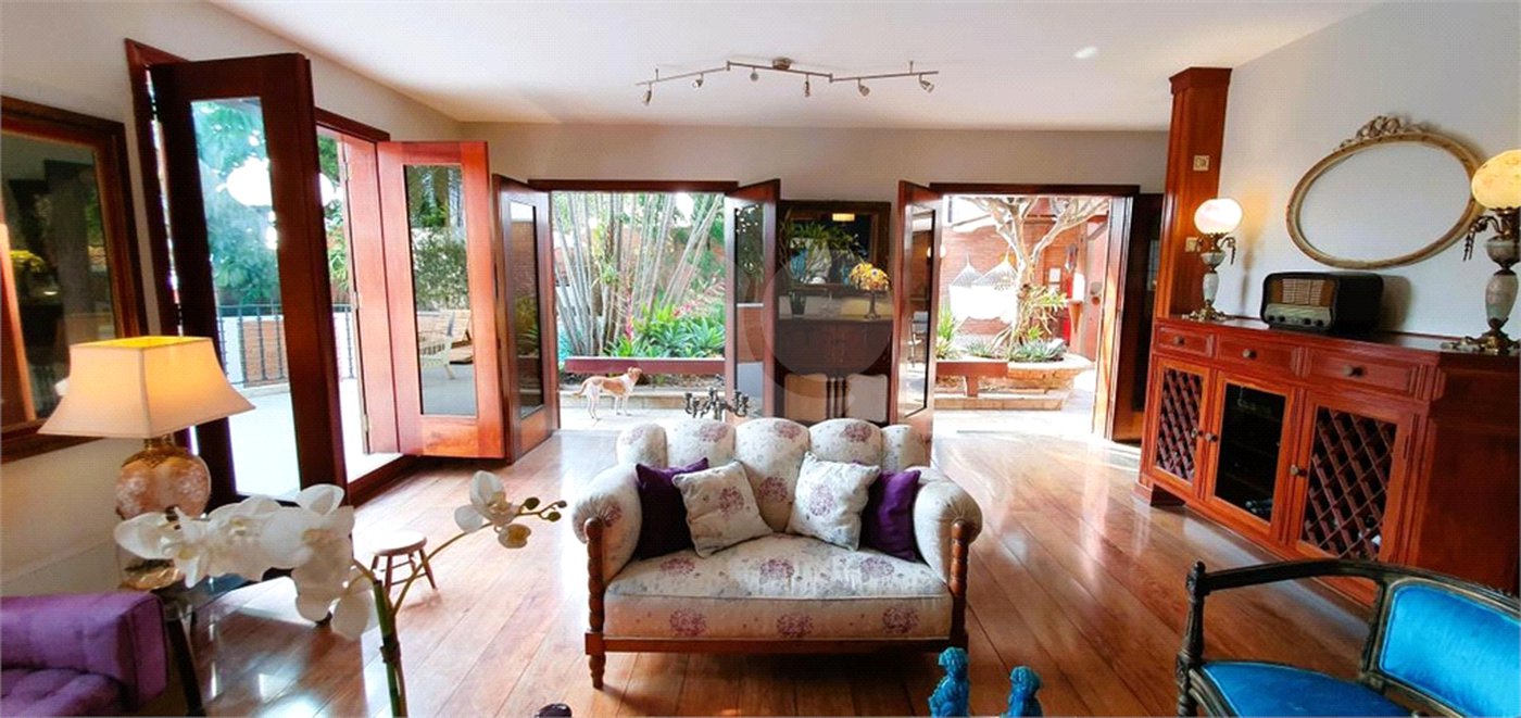 Casa à venda com 5 suítes em Jardim Leonor, São Paulo, SP