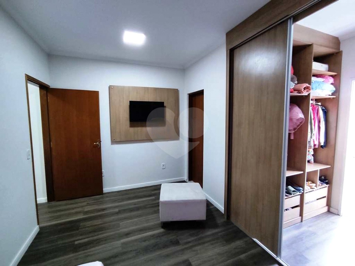 Sobrado à venda com 3 quartos, sendo 1 suíte,  em Residencial Colinas, Mogi das Cruzes, SP
