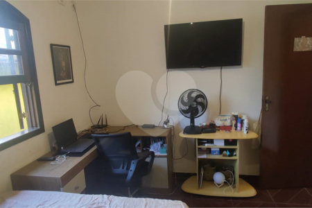 Sobrado à venda com 6 quartos, sendo 1 suíte, em Vila Acoreana, Poá, SP
